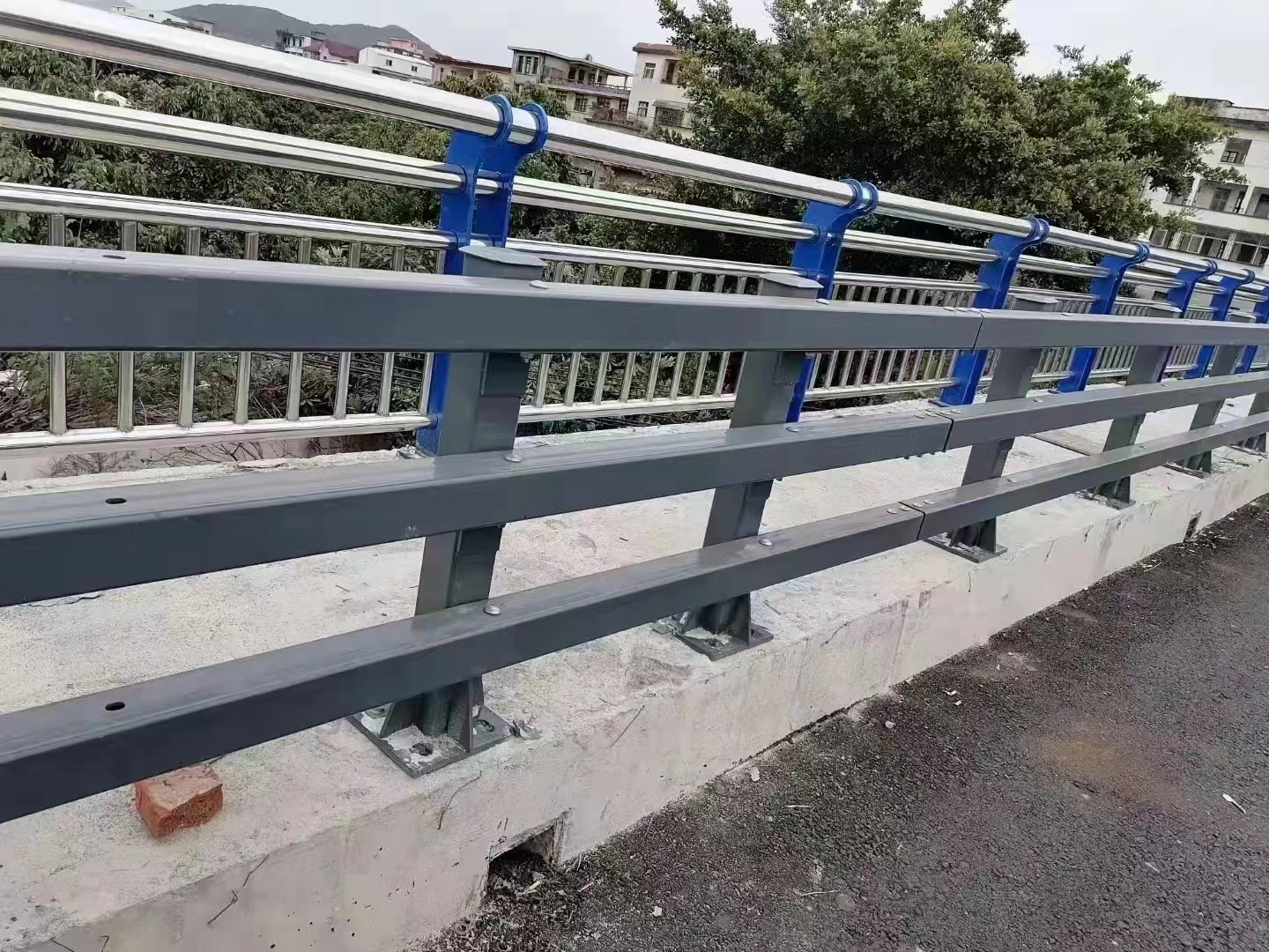 桥梁防撞护栏