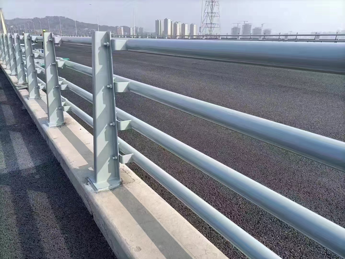 桥梁防撞护栏